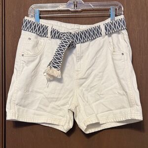 Bonobos Cream High-Waist Women's Shorts with Navy Pattern Belt